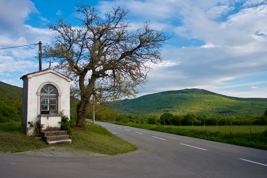 Slavnik - Na začetku poti v vasi Podgorje zavijemo levo