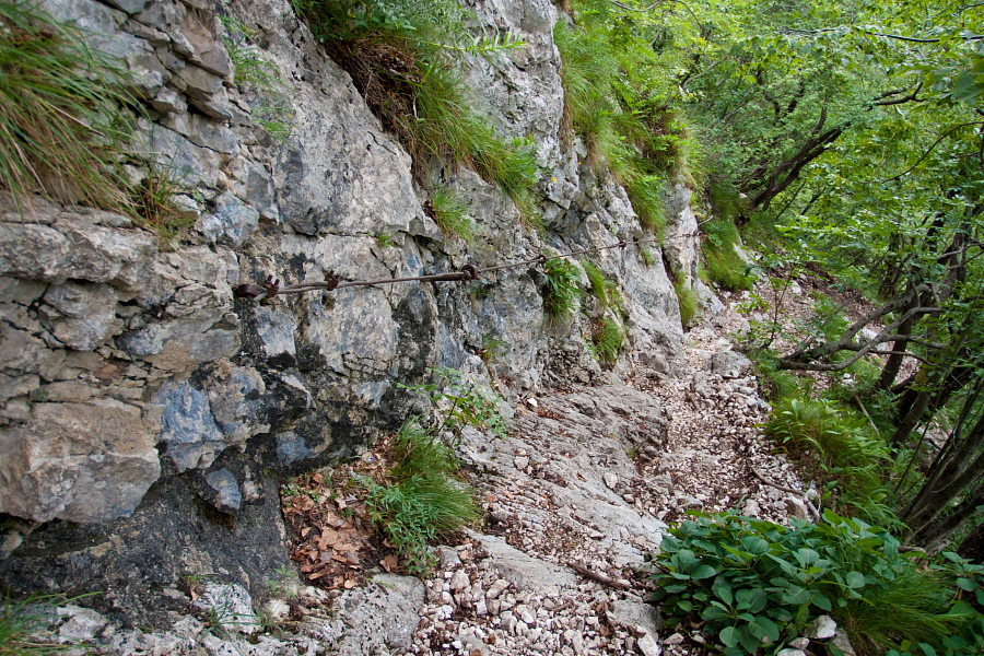 Ascent across Komarča wall
