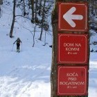 Signpost towards Komna