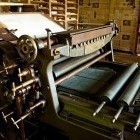 Avtomatski tiskalni stroj na električni pogon deluje še danes