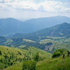 Pogled v dolino: Matajur in Kolovrat sta v ozadju