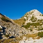 Na severni strani Viševnika uzremo Mali Draški vrh in Srenjski preval
