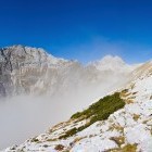 Veliki Draški vrh, zadaj Triglav in levo Tosc kukajo iz megle