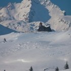 Velika planina - Kapelica Marije snežne in Ojstrica v ozadju